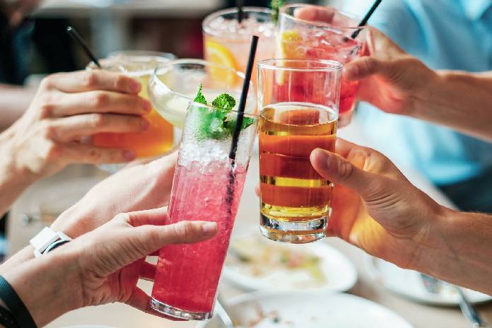 ΙΟΑΣ: Το 13,7% των ατόμων που διασκεδάζουν το Σαββατοκύριακο ξεπερνάει το  επιτρεπτό όριο αλκοόλ | Δυτικές ματιές